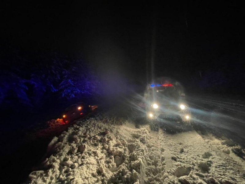 Все выходные автоинспекторы оказывали помощь автолюбителям, пытавшимся справиться с последствиями снегопадов