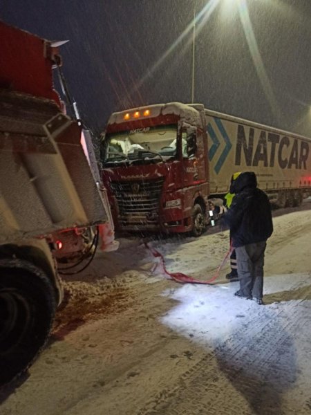 Все выходные автоинспекторы оказывали помощь автолюбителям, пытавшимся справиться с последствиями снегопадов