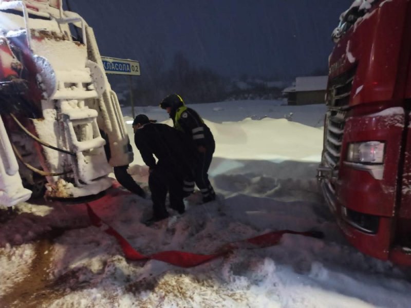 Все выходные автоинспекторы оказывали помощь автолюбителям, пытавшимся справиться с последствиями снегопадов
