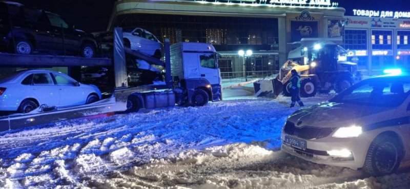 Все выходные автоинспекторы оказывали помощь автолюбителям, пытавшимся справиться с последствиями снегопадов